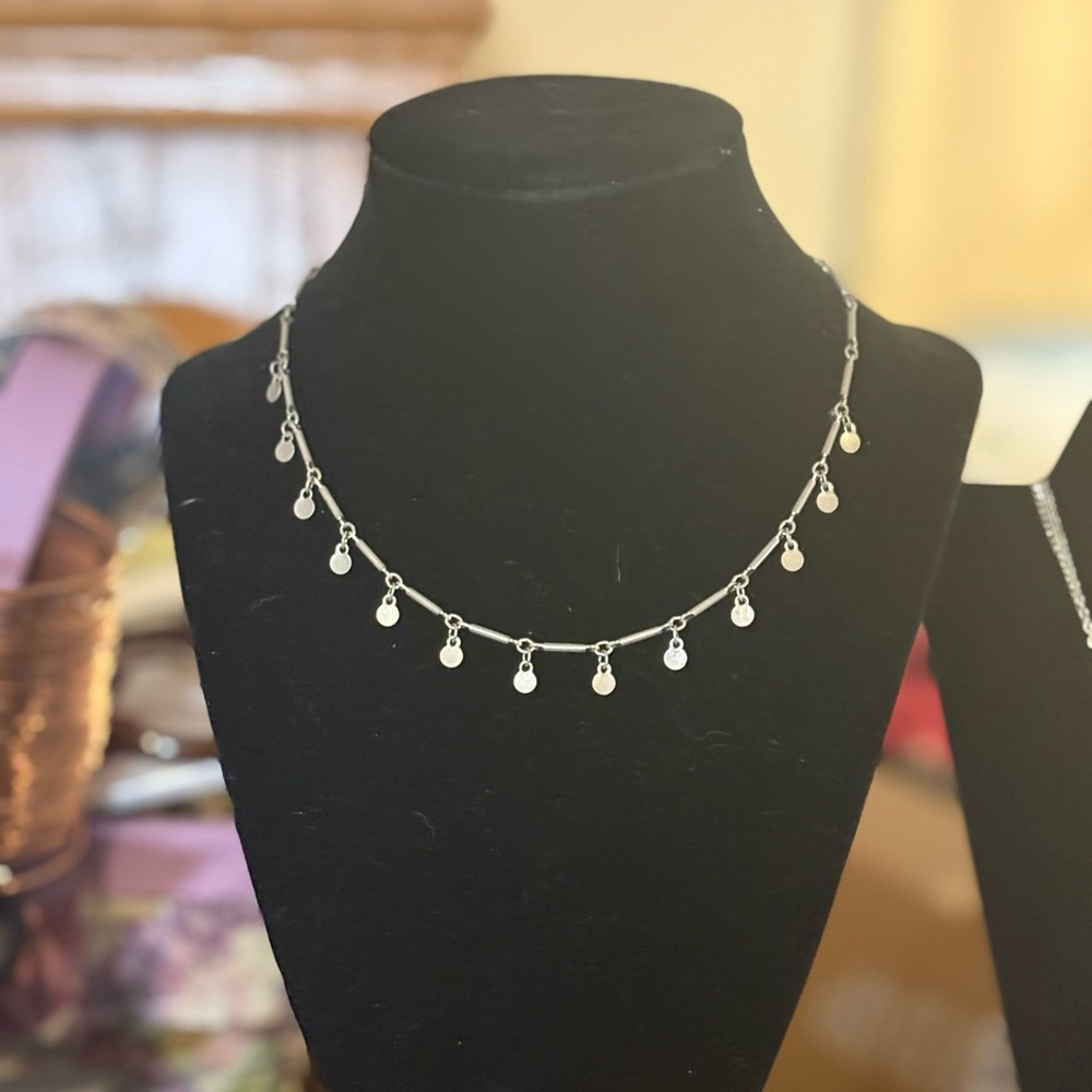 Beautiful vintage silver tone 14” necklace.
